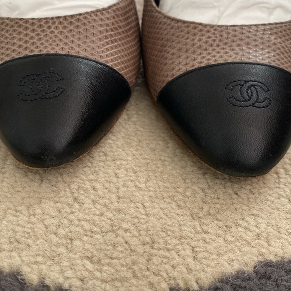 ⭐️⭐️Forever Classic CHANEL
2011 Interlocking CC Logo Slingback Pumps
Siz… - Picture 15 of 17